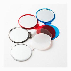 Différentes couleurs sont disponibles pour ces miroirs de poche destinés à promouvoir un événement.